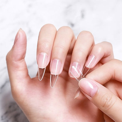 Capsules faux ongles stiletto transparentes sur les ongles